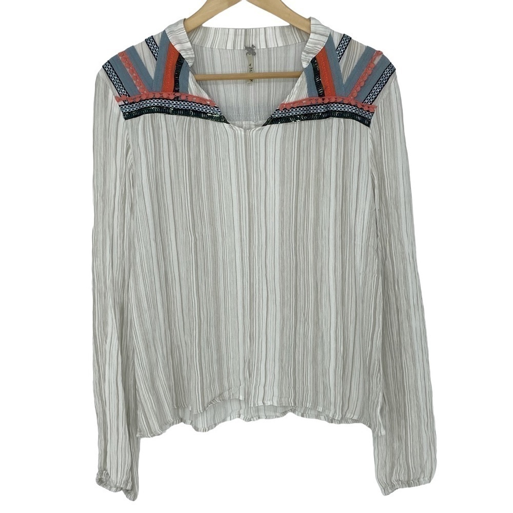 Gimmicks by BKE cream v-neck shoulder trimmed detailed top, M